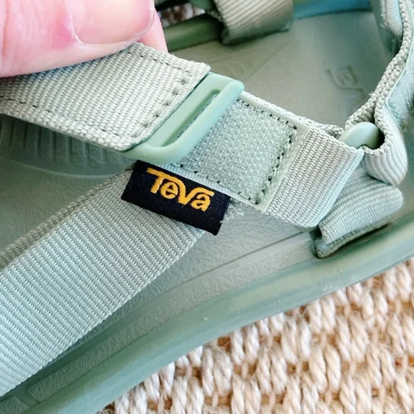 Teva Women's Hurricane Xlt2 Green - women’s 10 - worn once - Picture 2 of 7